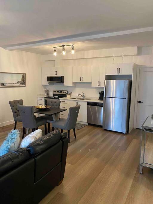 Adorable 1 Bedroom Suite- A Skip To Galloping Goose Victoria Eksteriør billede