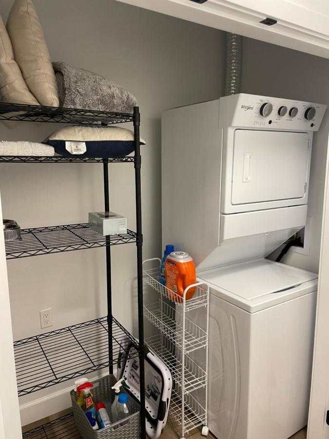Adorable 1 Bedroom Suite- A Skip To Galloping Goose Victoria Eksteriør billede