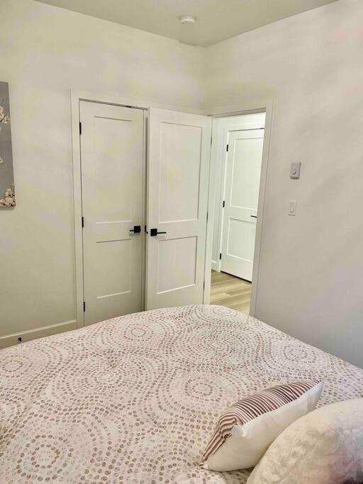 Adorable 1 Bedroom Suite- A Skip To Galloping Goose Victoria Eksteriør billede