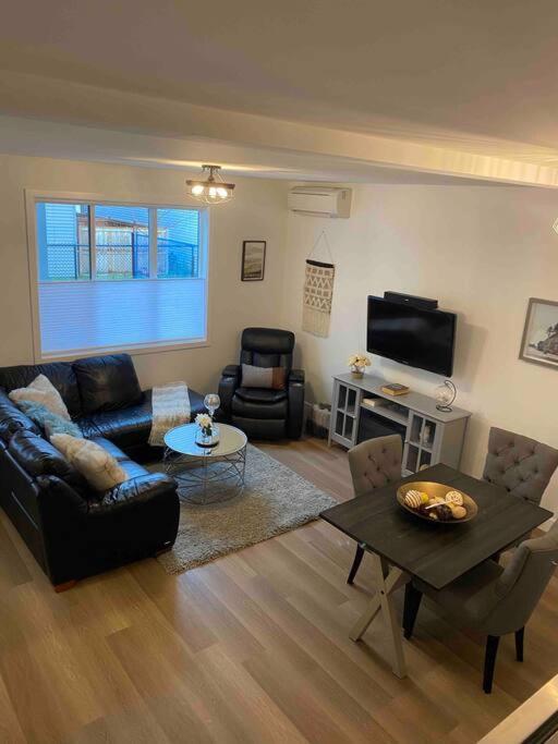 Adorable 1 Bedroom Suite- A Skip To Galloping Goose Victoria Eksteriør billede