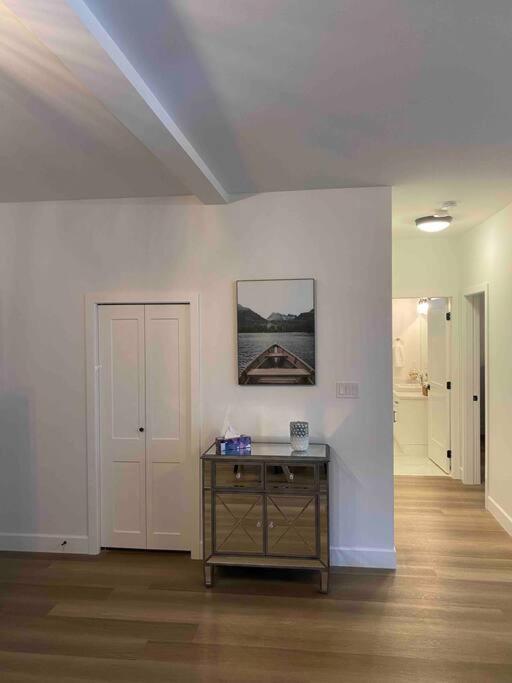 Adorable 1 Bedroom Suite- A Skip To Galloping Goose Victoria Eksteriør billede