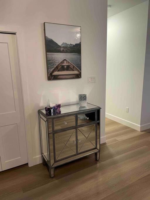 Adorable 1 Bedroom Suite- A Skip To Galloping Goose Victoria Eksteriør billede