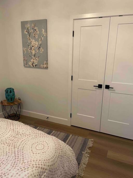 Adorable 1 Bedroom Suite- A Skip To Galloping Goose Victoria Eksteriør billede