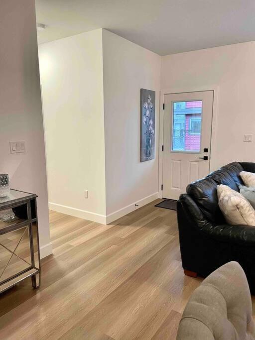 Adorable 1 Bedroom Suite- A Skip To Galloping Goose Victoria Eksteriør billede