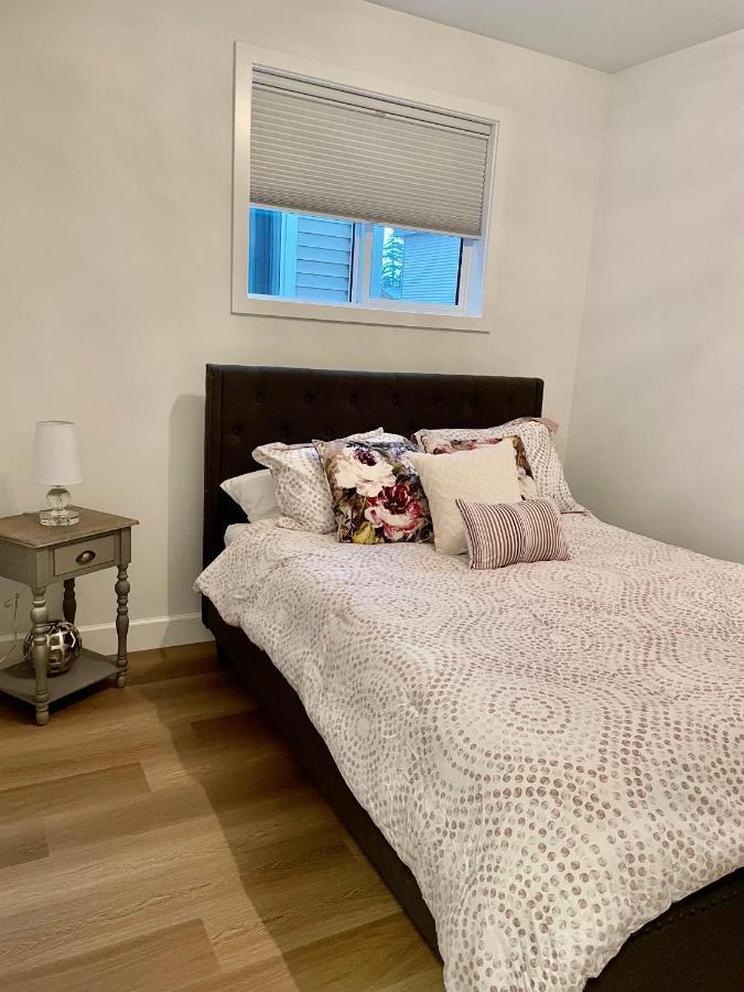 Adorable 1 Bedroom Suite- A Skip To Galloping Goose Victoria Eksteriør billede