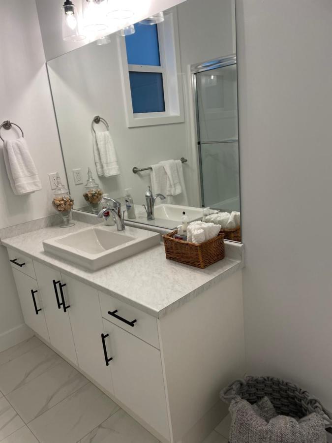 Adorable 1 Bedroom Suite- A Skip To Galloping Goose Victoria Eksteriør billede
